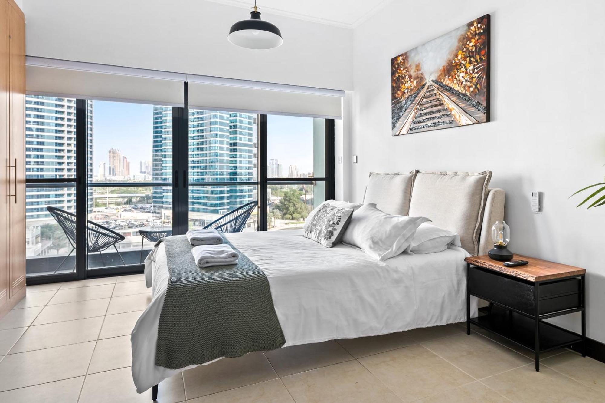 Upscale Studio Full Lake View In Goldcrest View Tower Dubai Exteriör bild