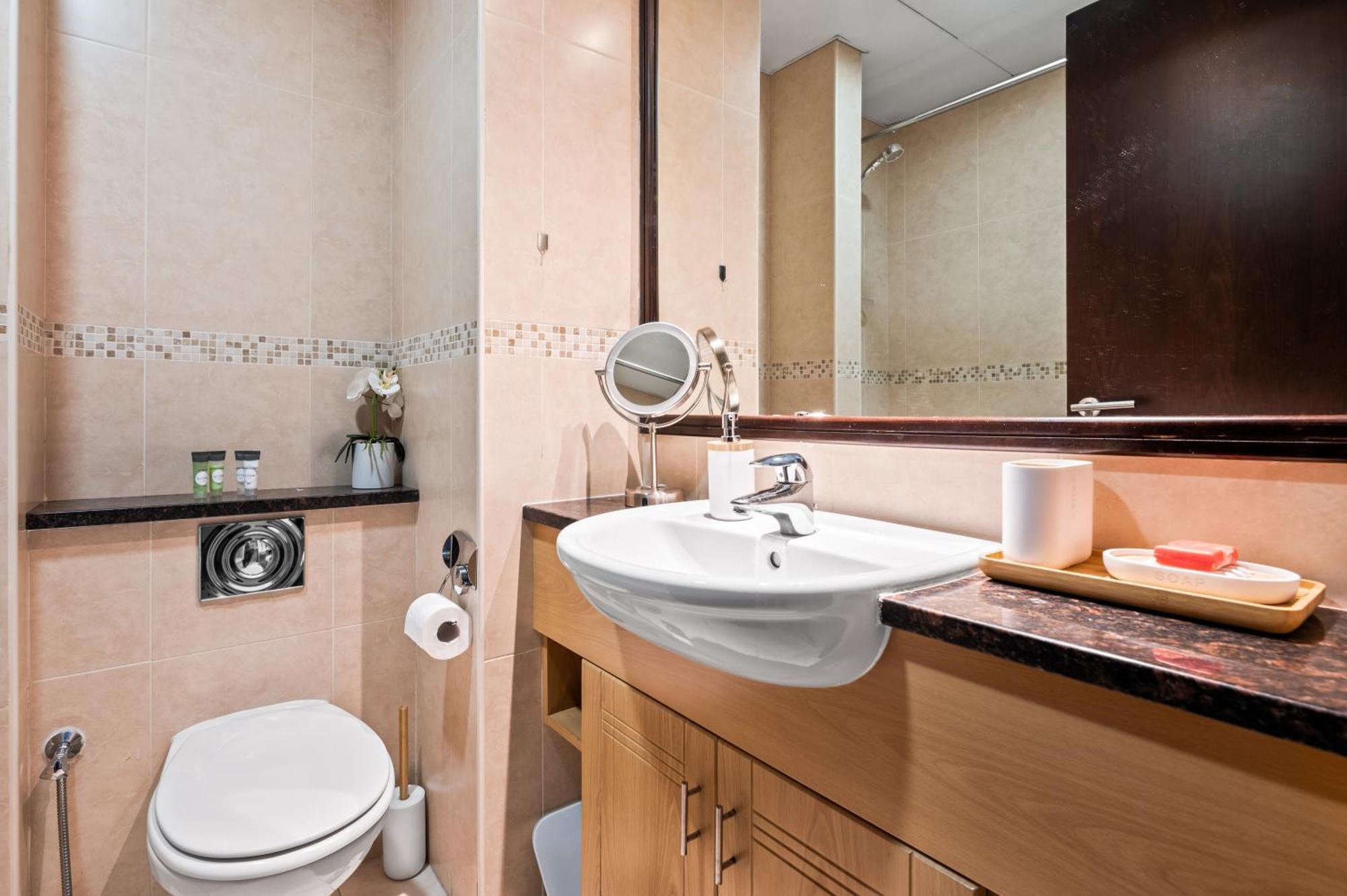 Upscale Studio Full Lake View In Goldcrest View Tower Dubai Exteriör bild