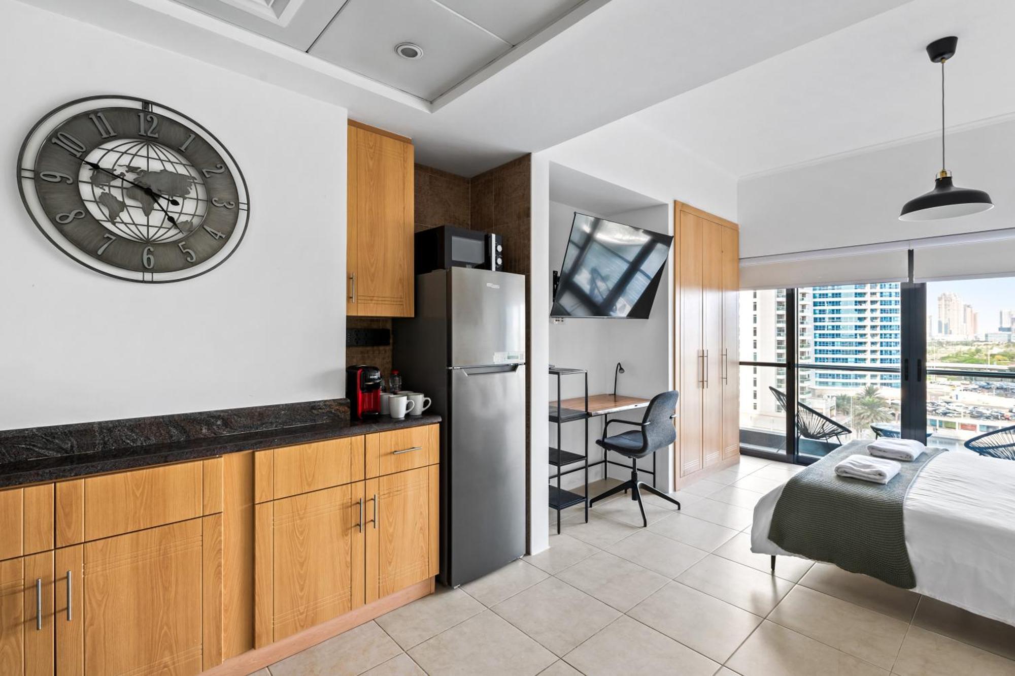 Upscale Studio Full Lake View In Goldcrest View Tower Dubai Exteriör bild
