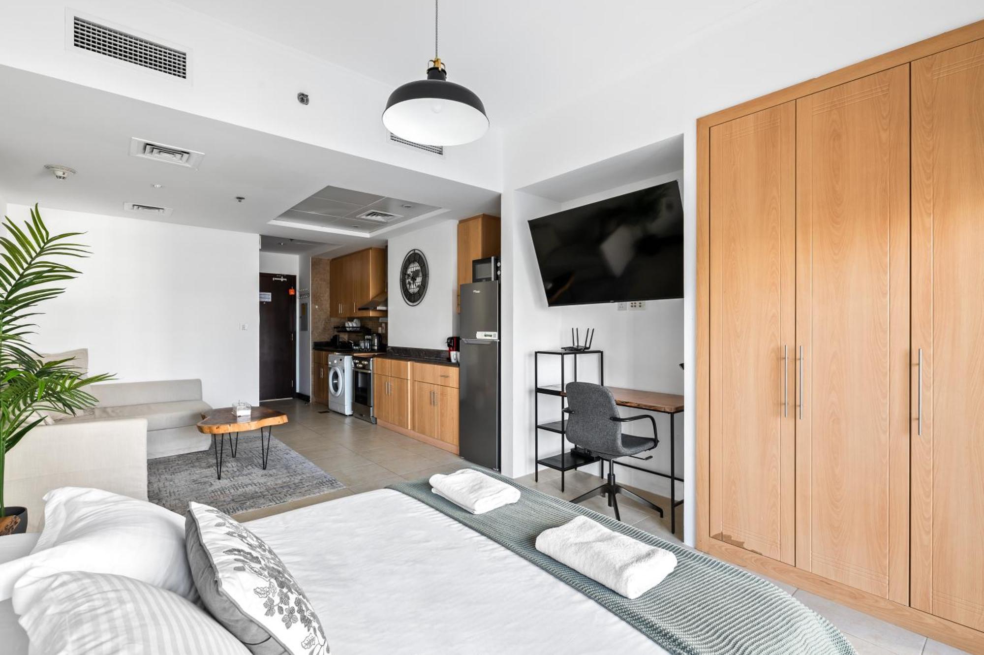 Upscale Studio Full Lake View In Goldcrest View Tower Dubai Exteriör bild