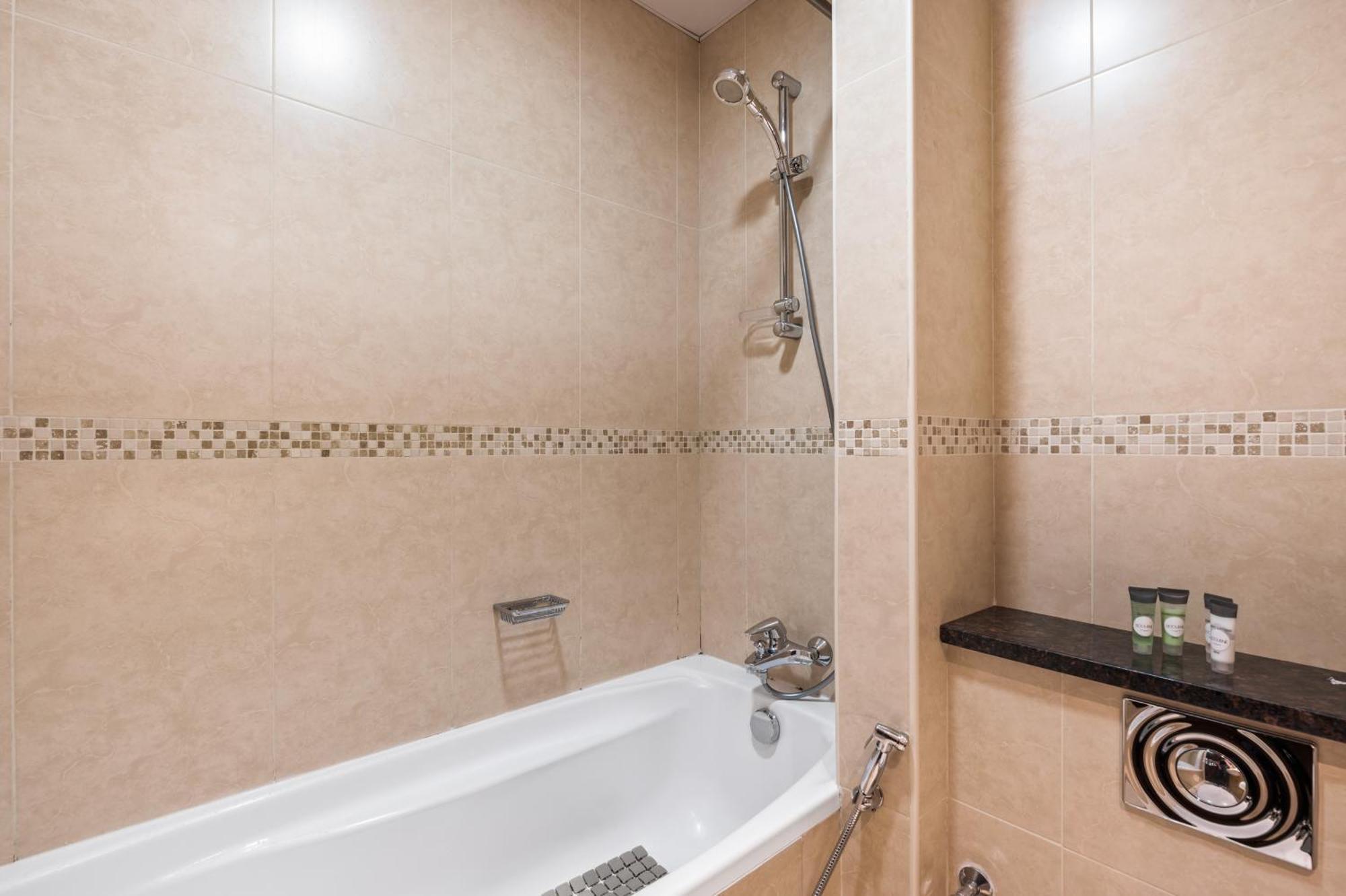 Upscale Studio Full Lake View In Goldcrest View Tower Dubai Exteriör bild