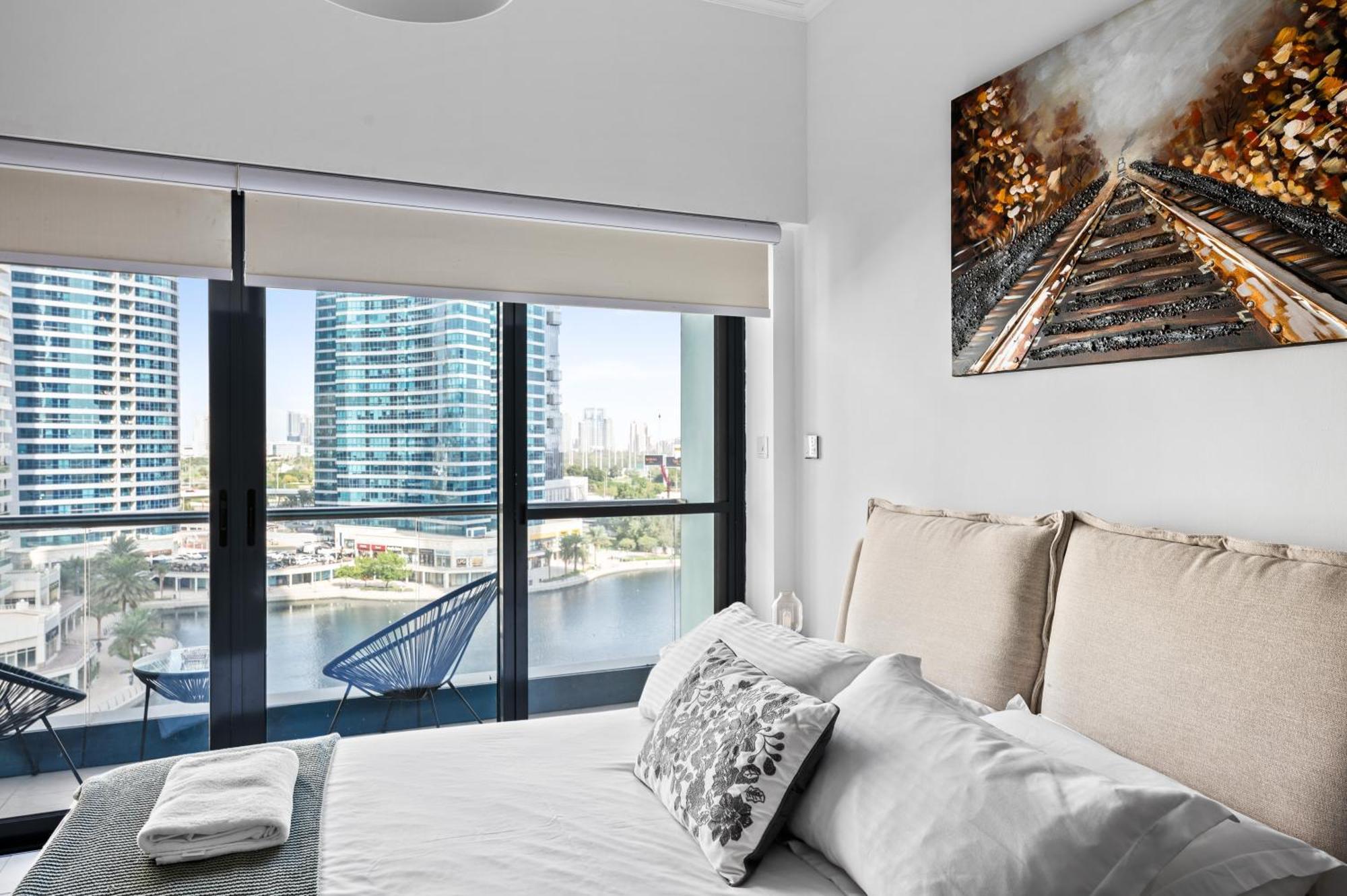Upscale Studio Full Lake View In Goldcrest View Tower Dubai Exteriör bild