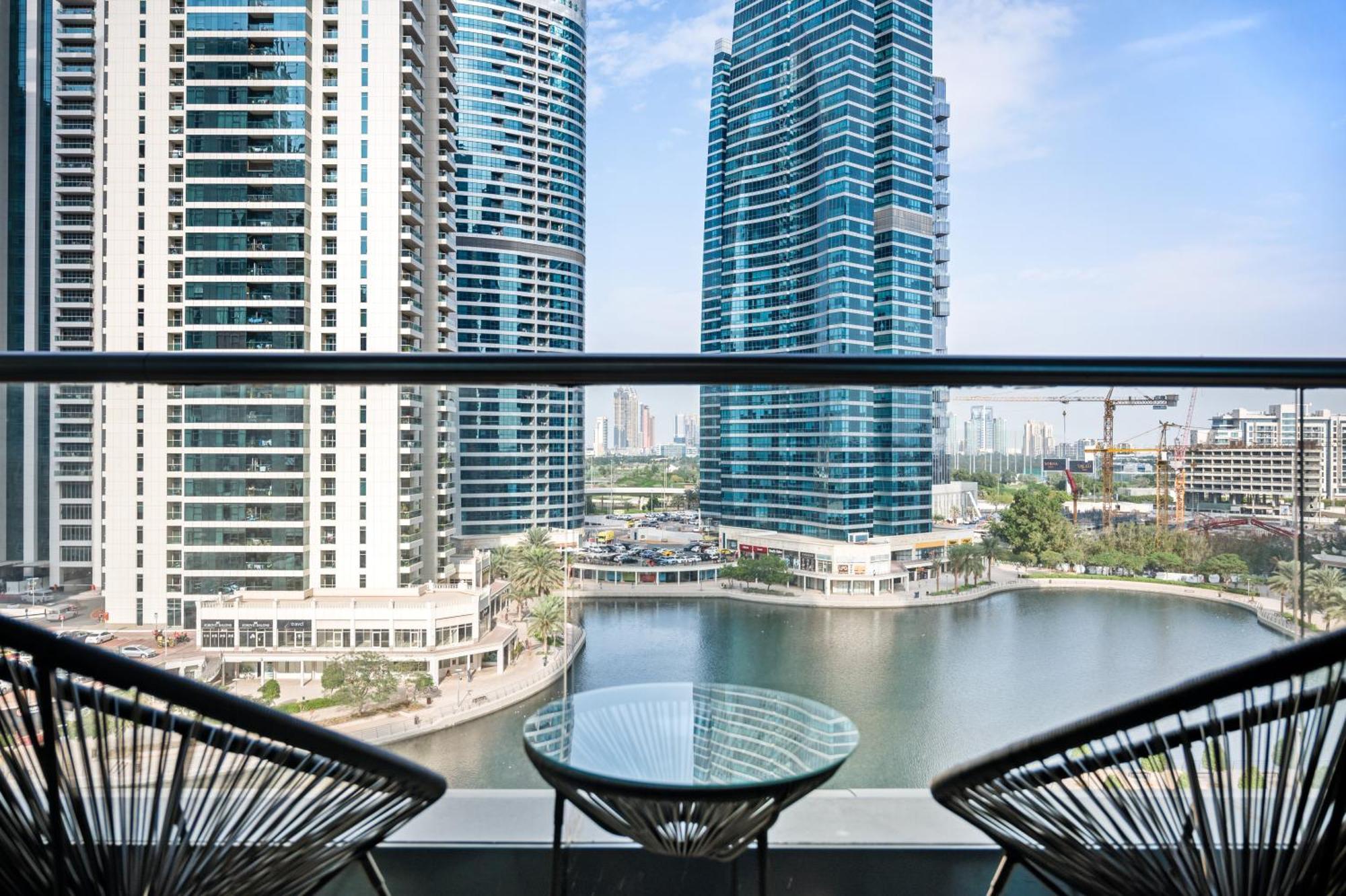Upscale Studio Full Lake View In Goldcrest View Tower Dubai Exteriör bild